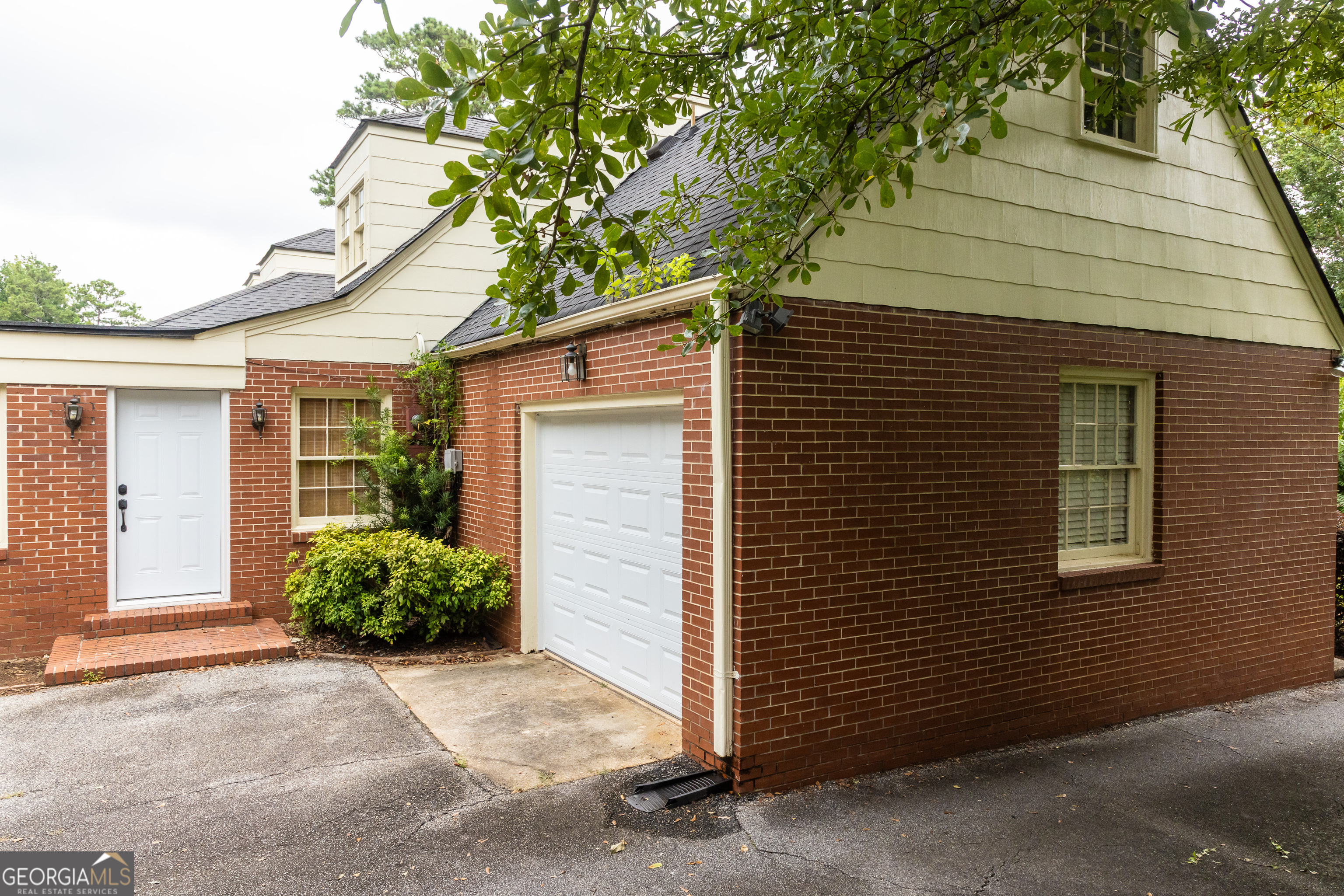 314 Cherokee Road Thomaston, GA 30286 - Photo 41 of 46 a front view of a house with garden