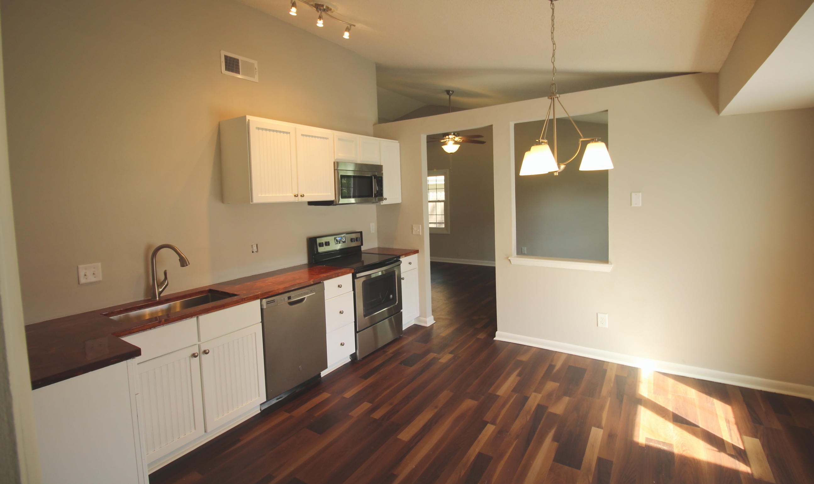 115 Manchester Road Summerville, SC 29486 - Photo 4 of 8 115 kitchen 2