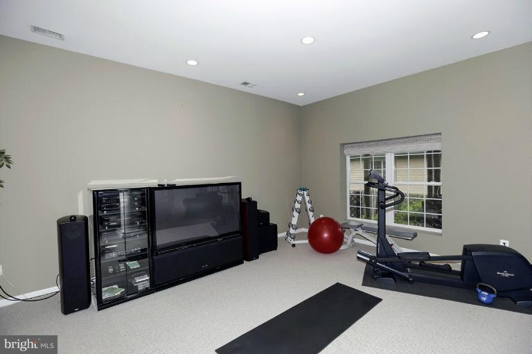 5204 Wissioming Road Bethesda, MD 20816 - Photo 6 of 18 Interior (General)