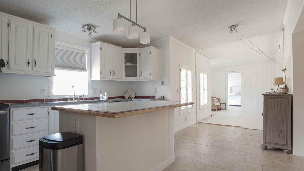119 Edgewood Terrace Santa Rosa Beach, FL 32459 - Photo 3 of 23 a kitchen with a stove and a refrigerator