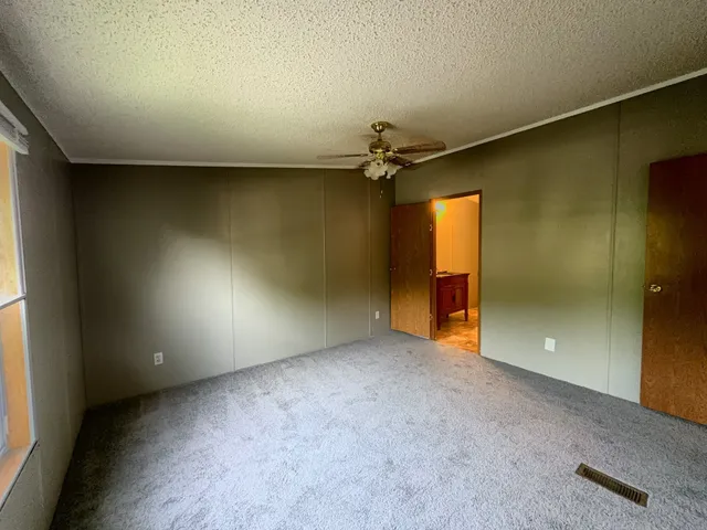 a view of empty room with a ceiling fan