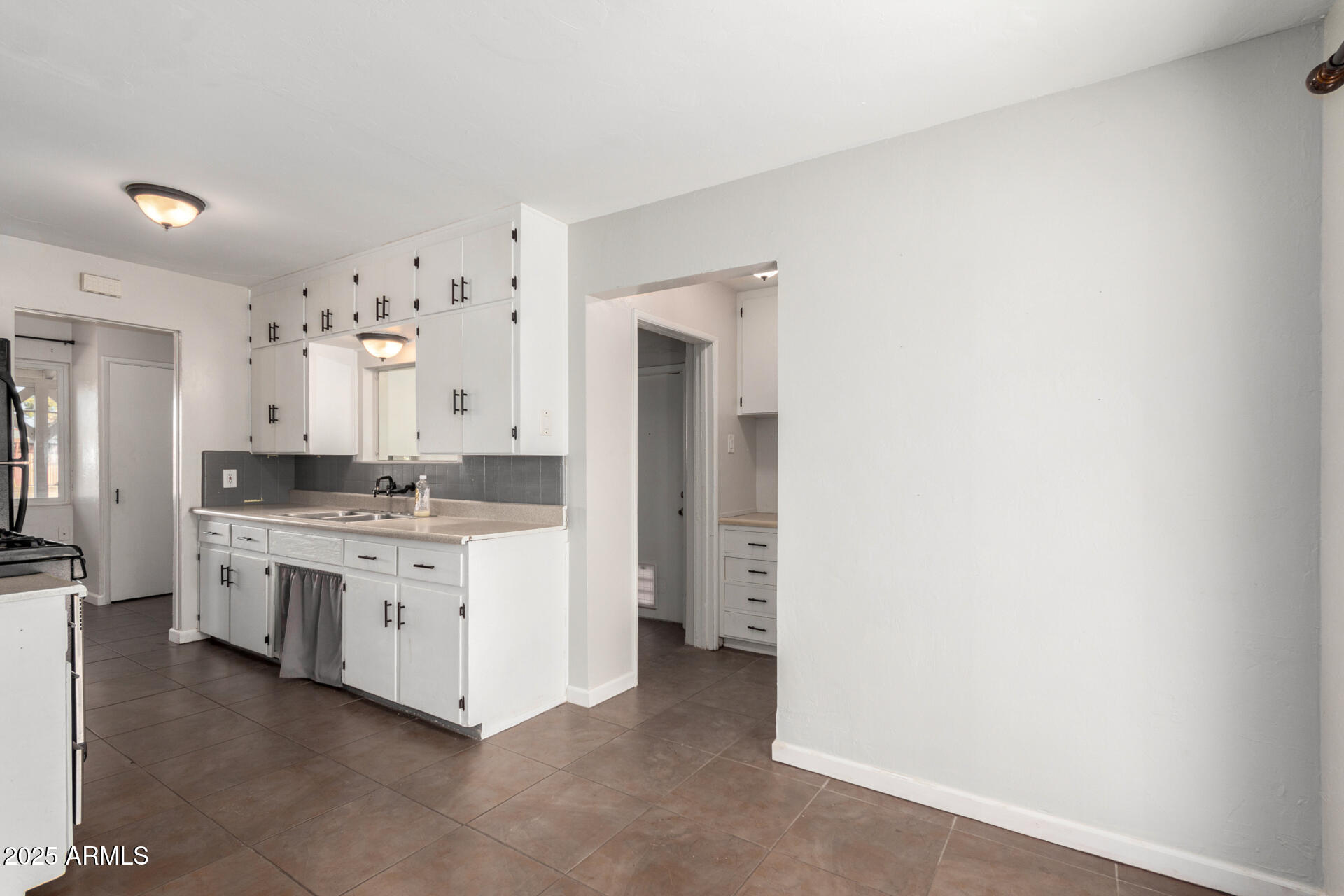 1061 West 5th Street Mesa, AZ 85201 - Photo 5 of 29 Kitchen