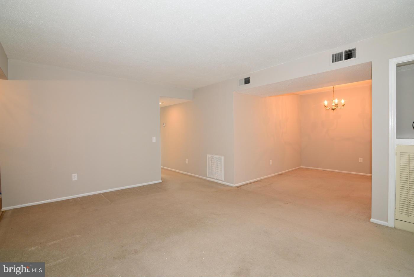 122 Fort Evans Road Southeast, Unit 140 Leesburg, VA 20175 - Photo 3 of 26 Family Room