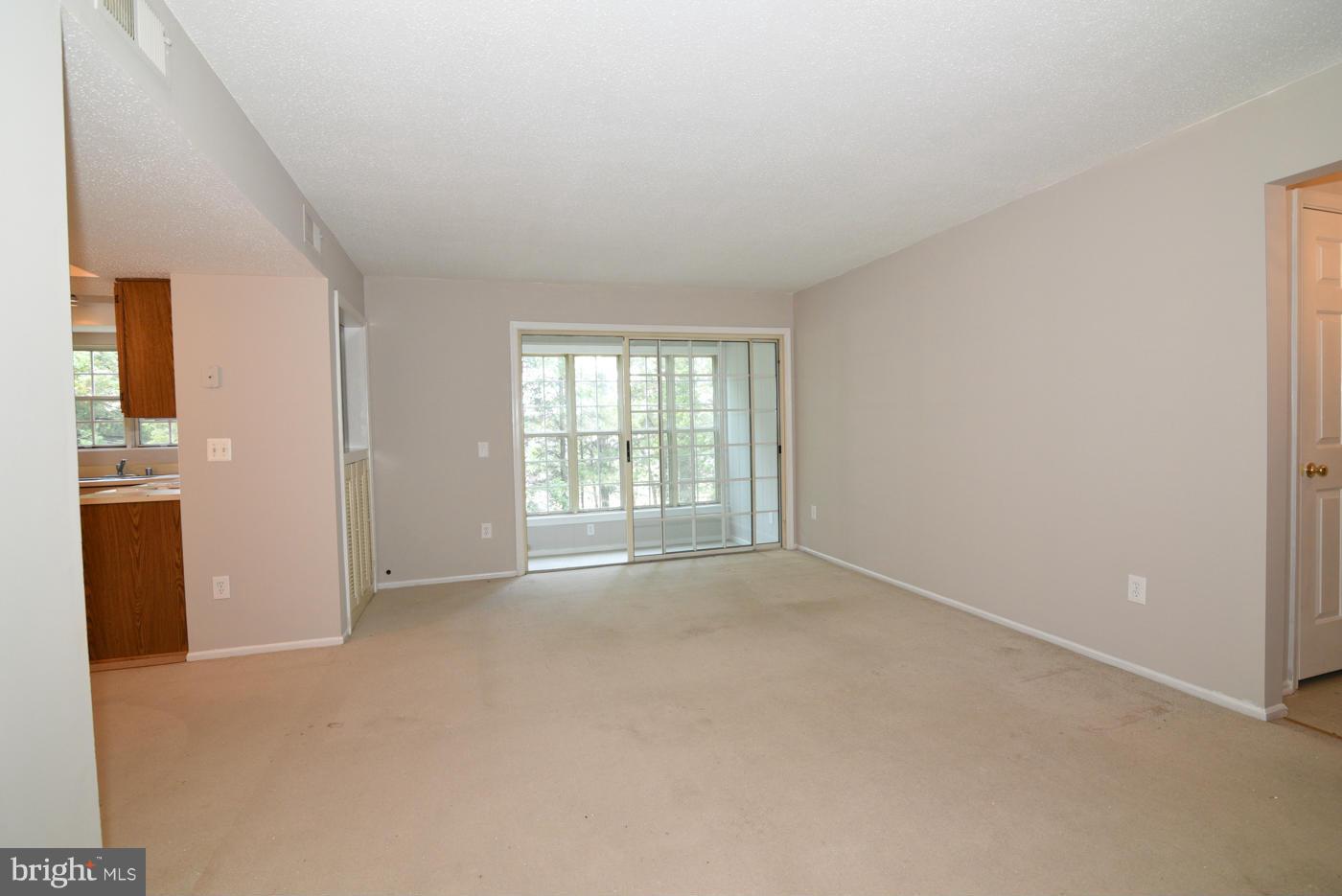 122 Fort Evans Road Southeast, Unit 140 Leesburg, VA 20175 - Photo 4 of 26 Family Room