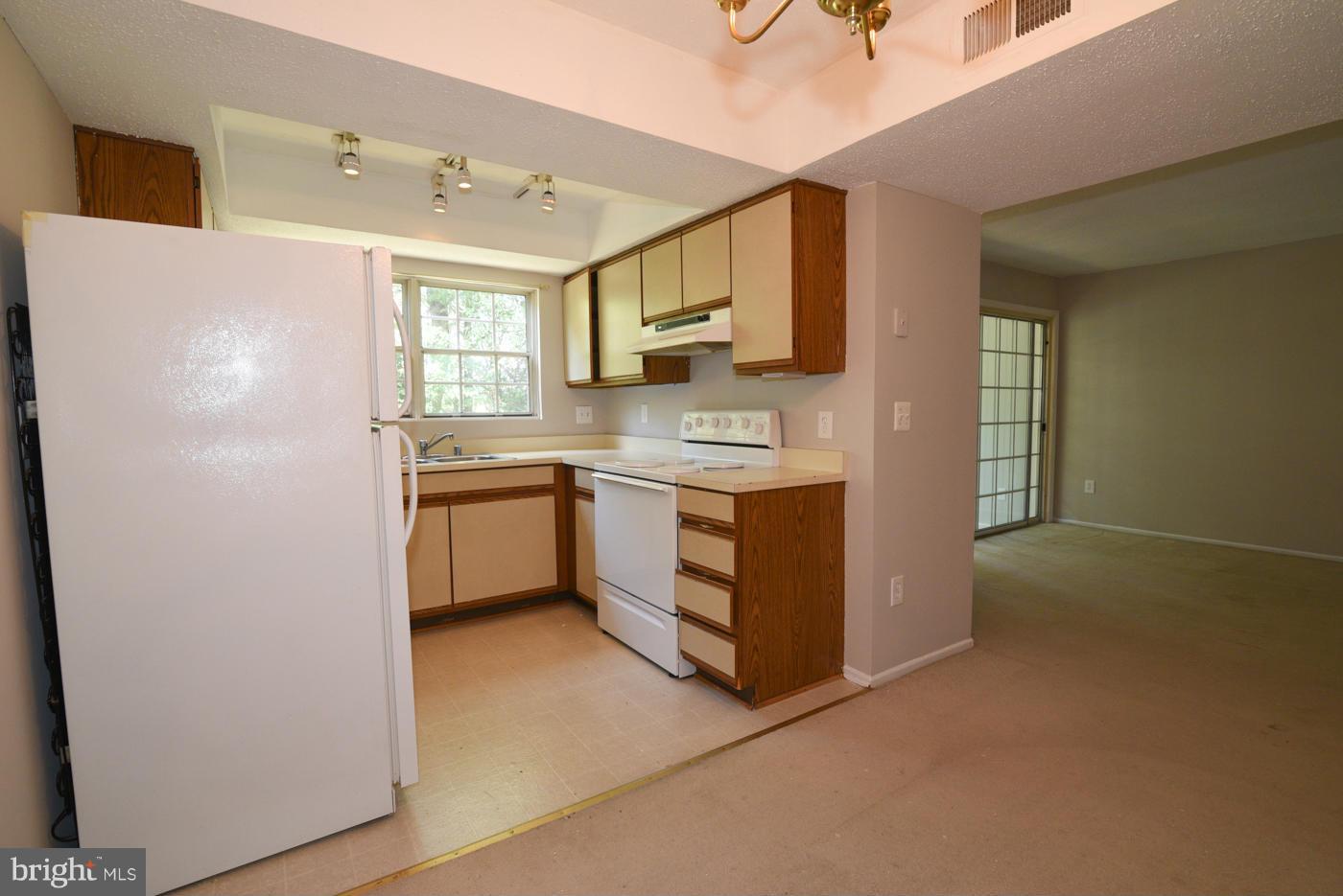 122 Fort Evans Road Southeast, Unit 140 Leesburg, VA 20175 - Photo 8 of 26 Kitchen