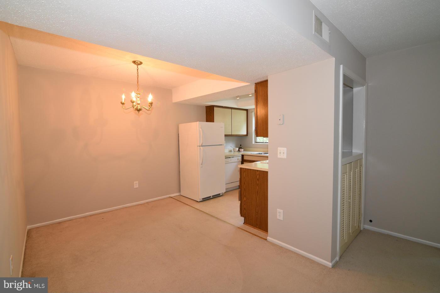 122 Fort Evans Road Southeast, Unit 140 Leesburg, VA 20175 - Photo 9 of 26 Dining Room