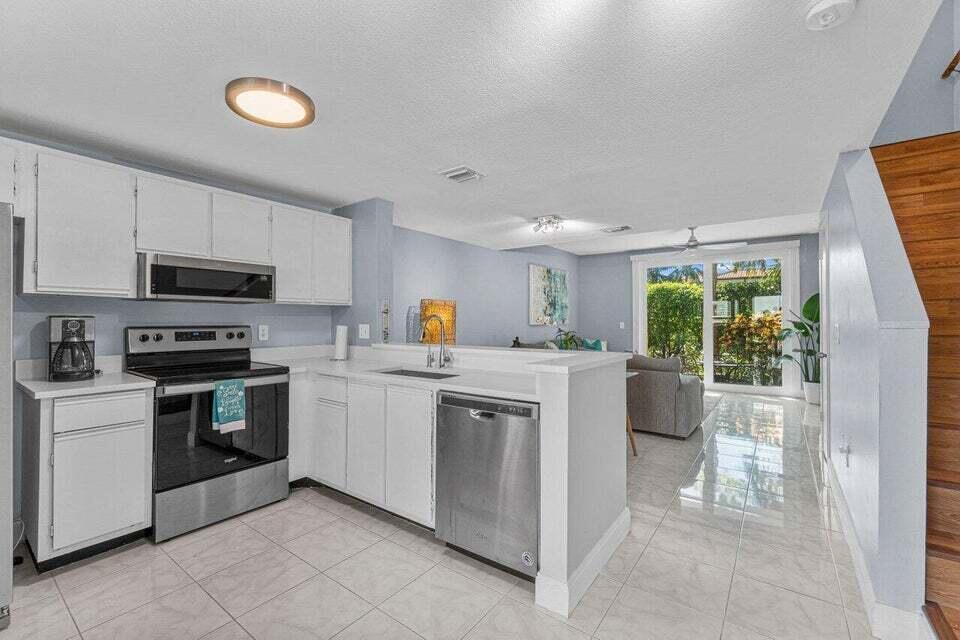 980 Jeffery Street Boca Raton, FL 33487 - Photo 2 of 20 2