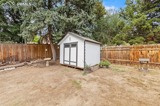 a view of a backyard