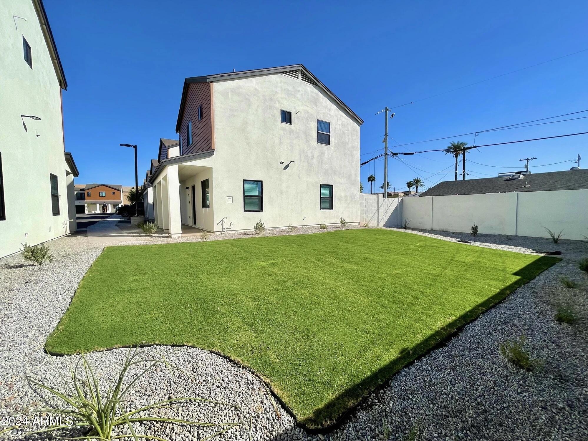 815 East Roma Avenue, Unit 5 Phoenix, AZ 85014 - Photo 27 of 28 a view of a back yard of the house