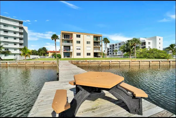 $3,250 | 300 Croton Avenue, Unit 102, Lantana, FL 33462