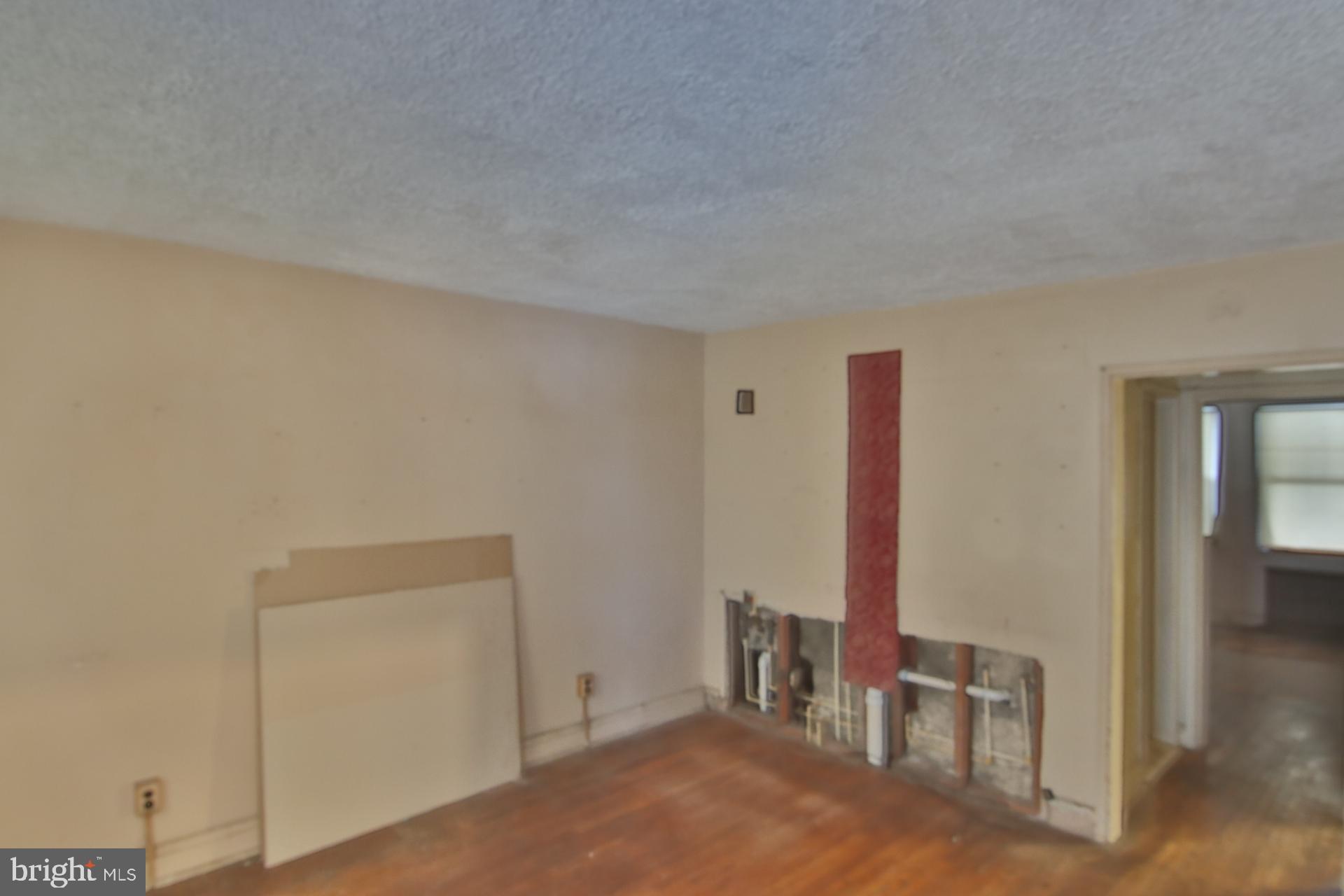 4944 Brookwood Road Baltimore, MD 21225 - Photo 3 of 9 Living Room