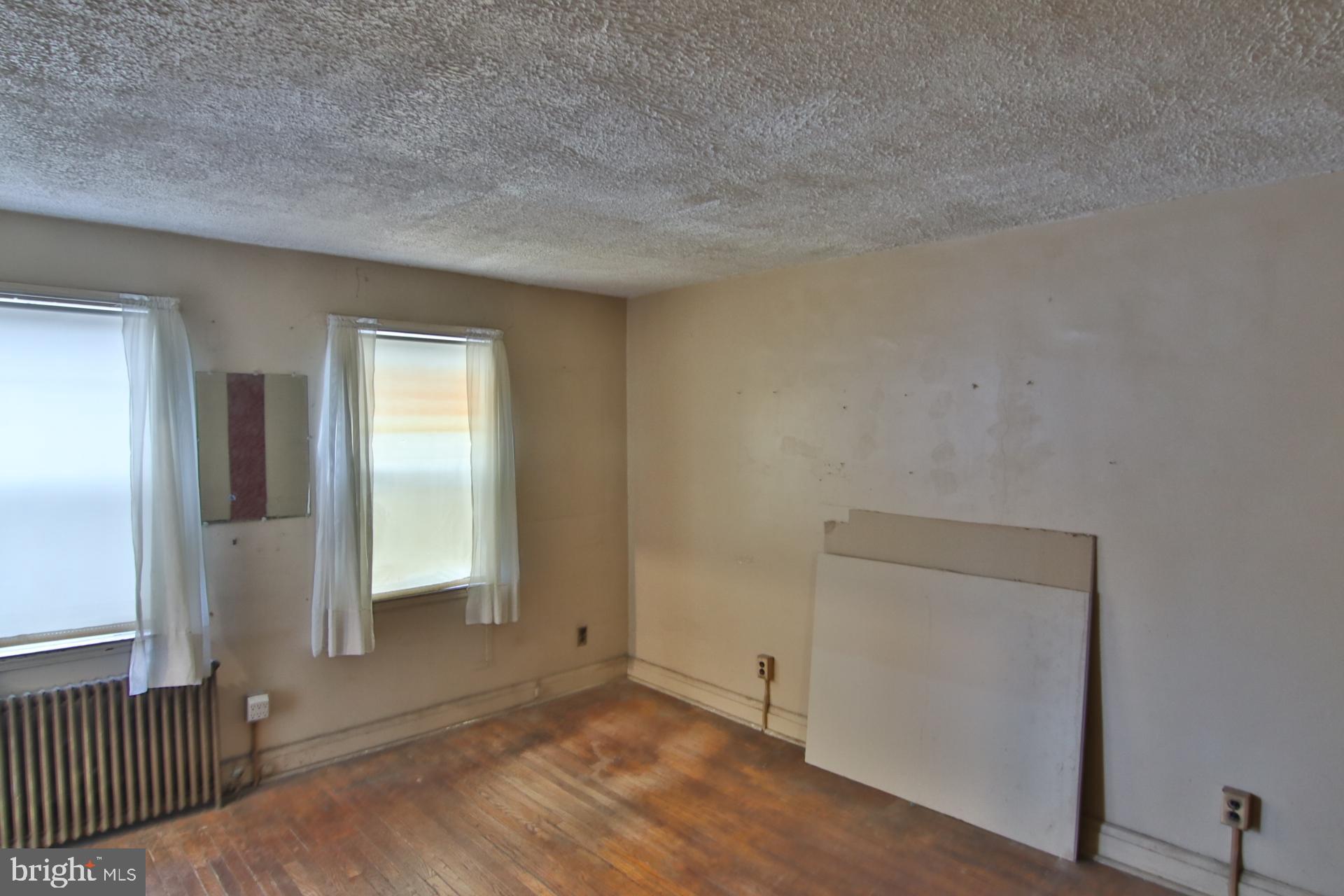 4944 Brookwood Road Baltimore, MD 21225 - Photo 4 of 9 Living Room