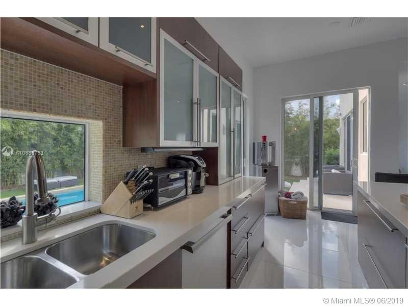 2965 North Bay Road Miami Beach, FL 33140 - Photo 5 of 26