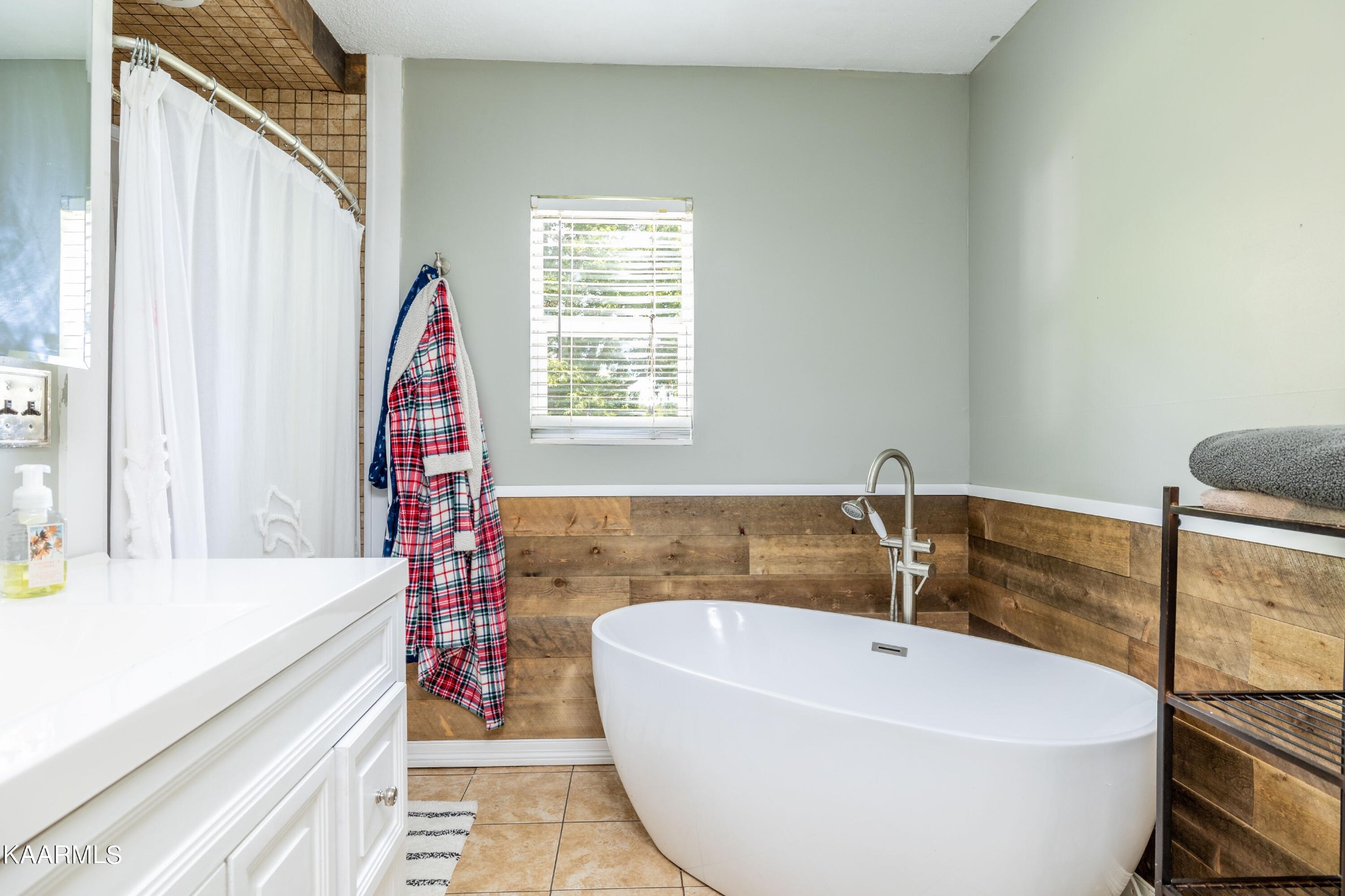 157 South Springview Road Maryville, TN 37801 - Photo 23 of 55 a bath tub sitting next to a white sink