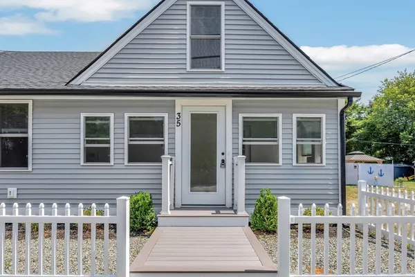 a view of a livingroom with furniture and windows