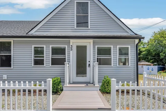 a view of a livingroom with furniture and windows