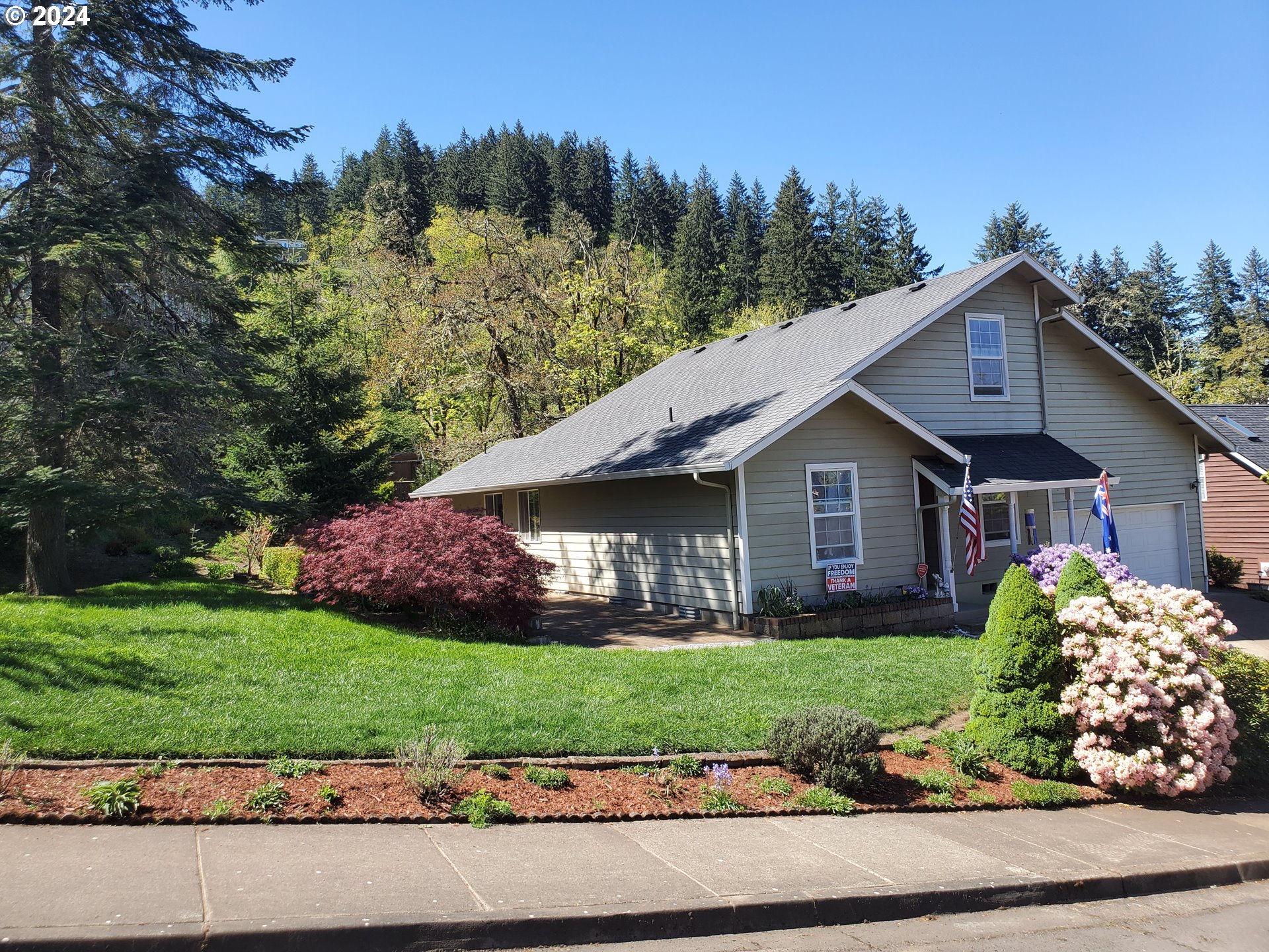 952 South 67th Street Springfield, OR 97478 - Photo 1 of 44 a front view of house with yard and green space
