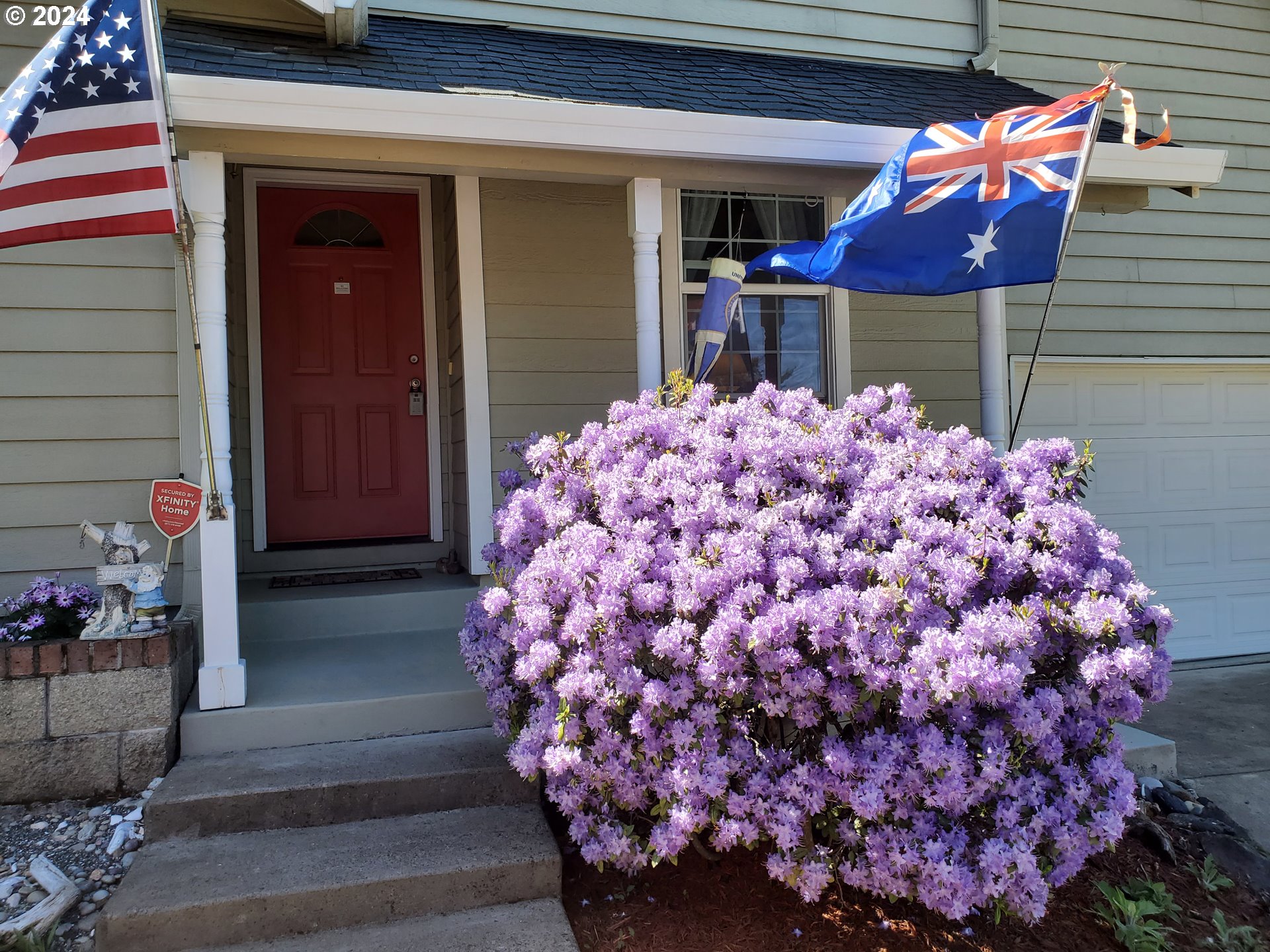 952 South 67th Street Springfield, OR 97478 - Photo 12 of 44 a building outdoor space with lots of flowers