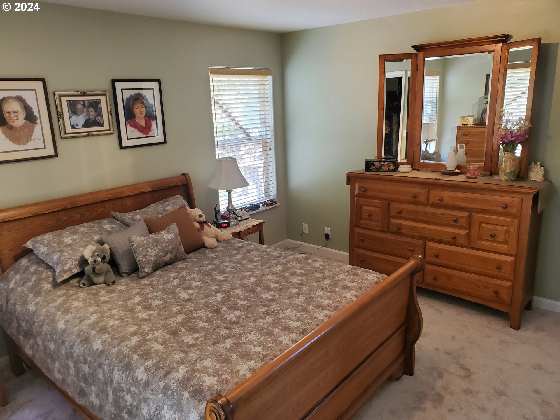 952 South 67th Street Springfield, OR 97478 - Photo 15 of 44 a bedroom with a large bed and a dresser