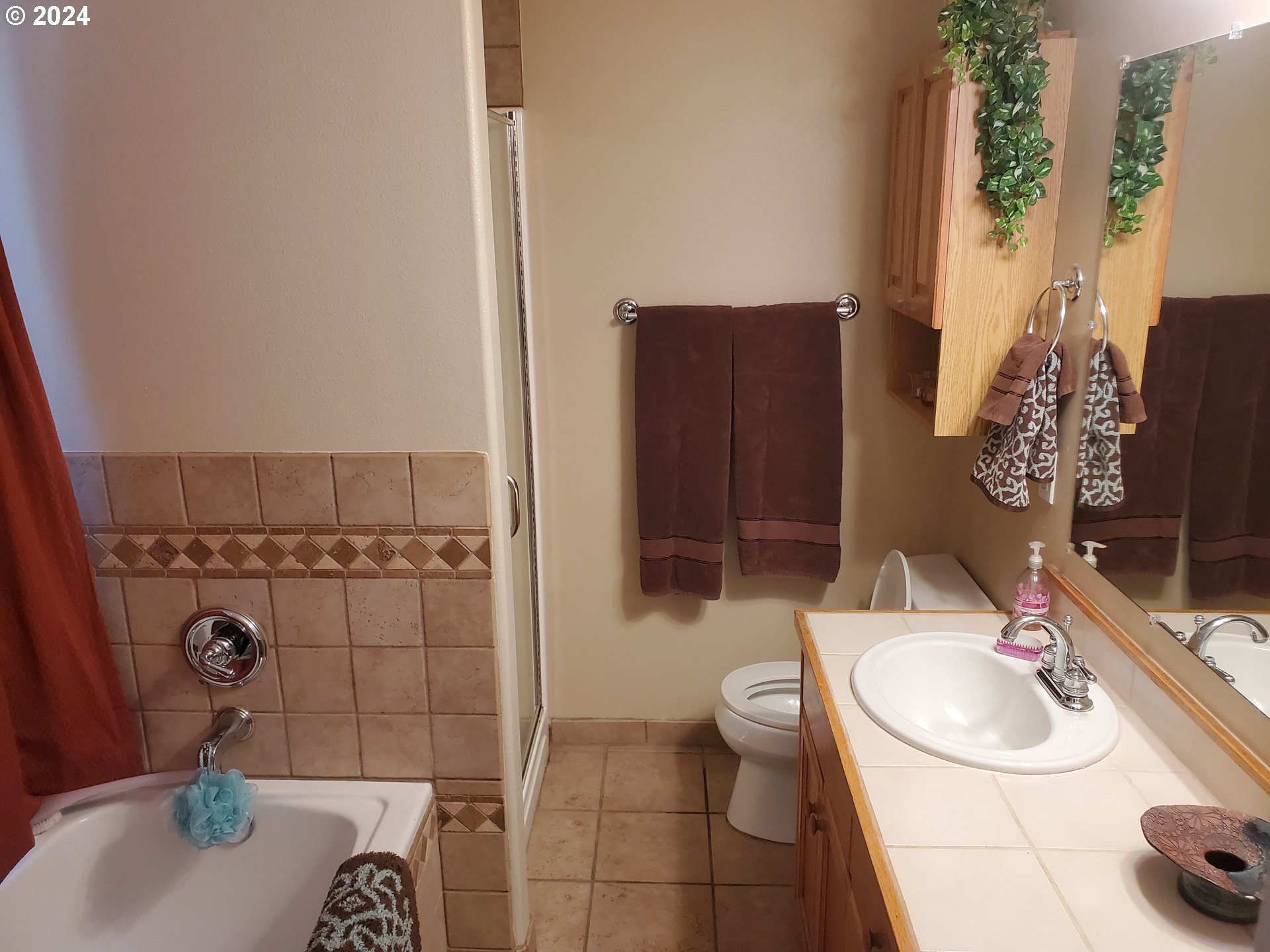 952 South 67th Street Springfield, OR 97478 - Photo 17 of 44 a bathroom with a sink toilet and shower