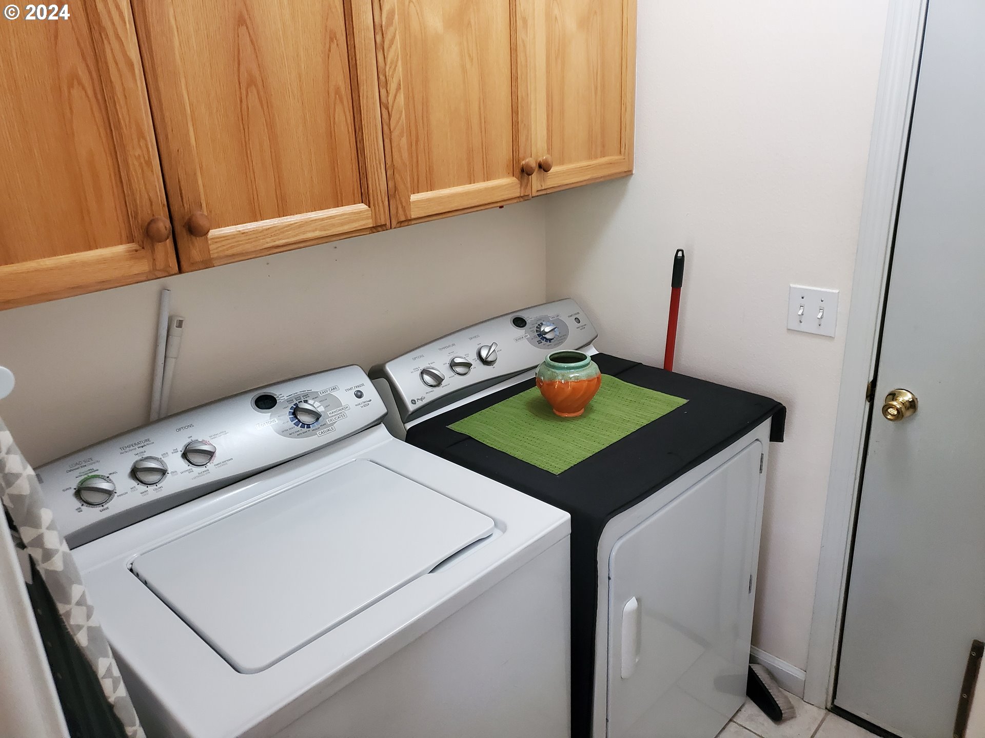 952 South 67th Street Springfield, OR 97478 - Photo 18 of 44 a utility room with dryer and washer