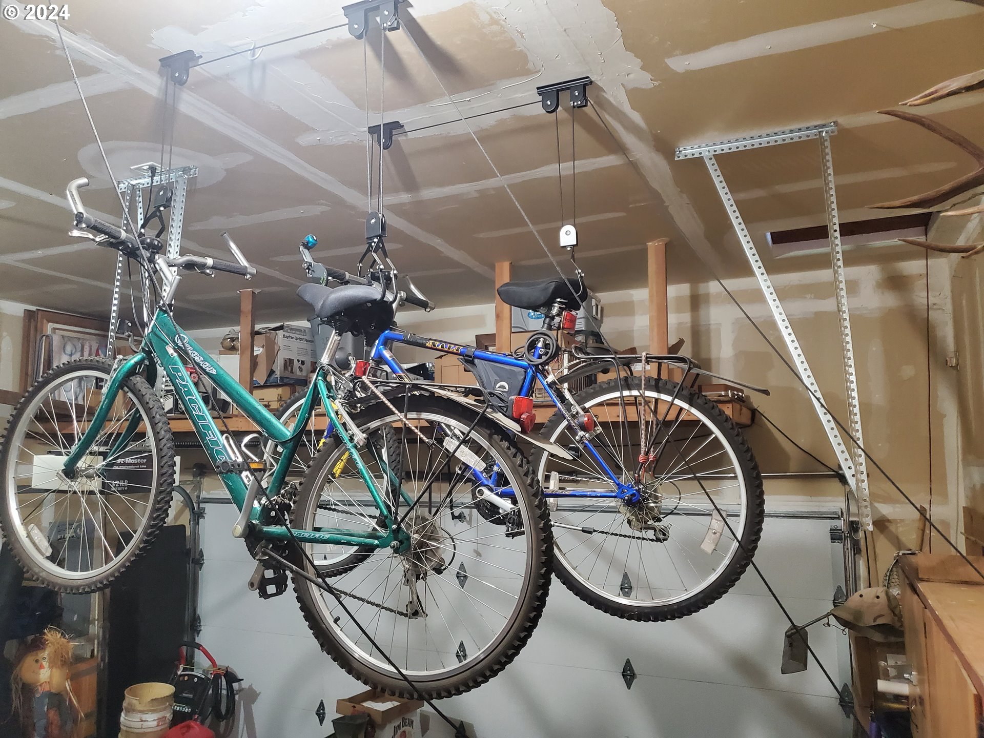 952 South 67th Street Springfield, OR 97478 - Photo 19 of 44 a view of a room with gym equipment