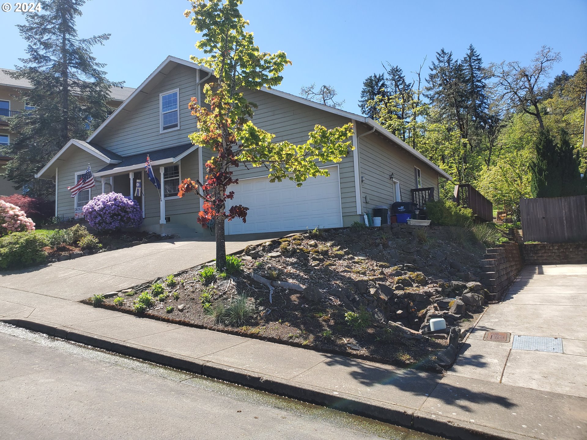 952 South 67th Street Springfield, OR 97478 - Photo 3 of 44 a front view of a house with a yard and garage