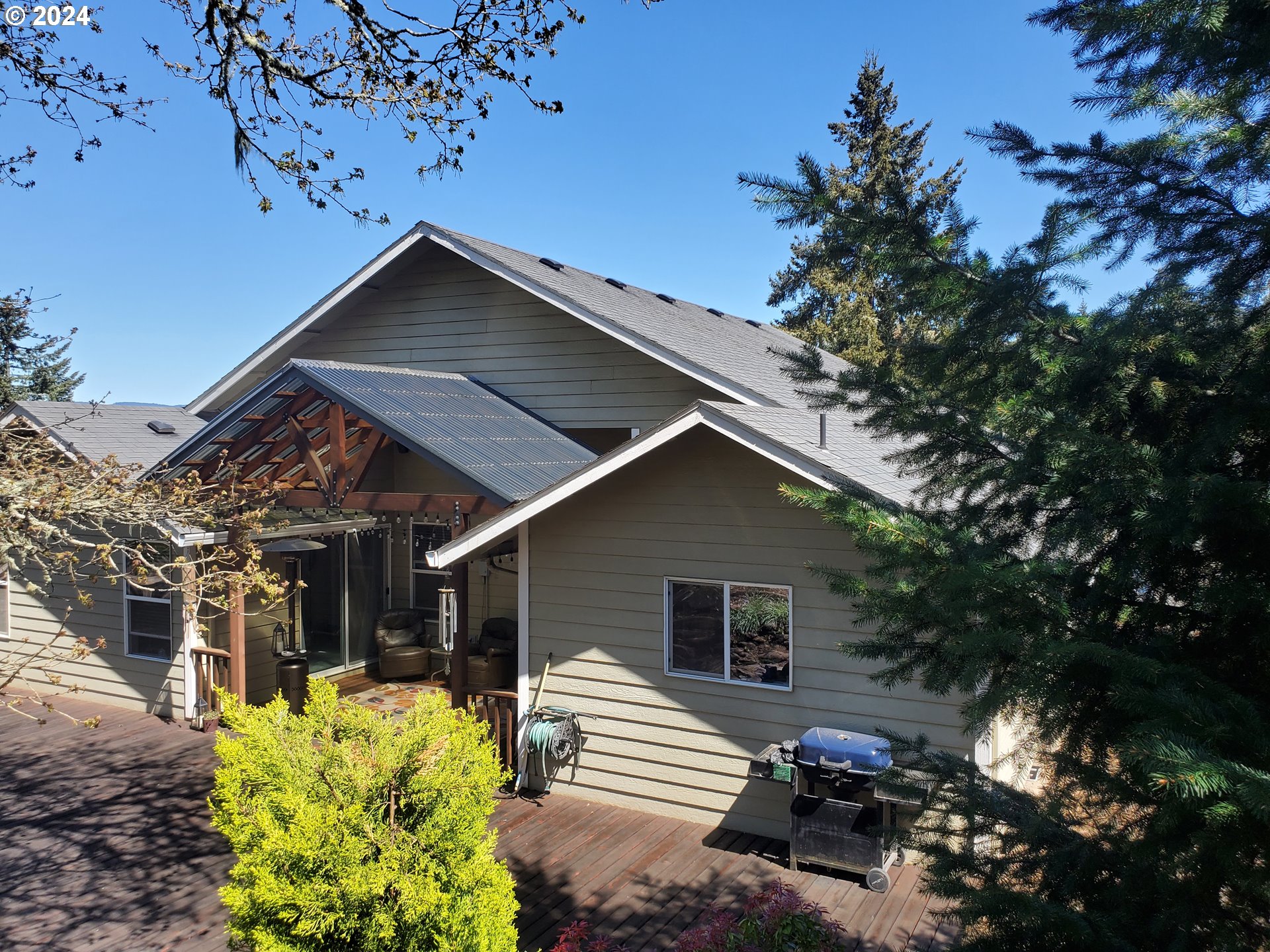 952 South 67th Street Springfield, OR 97478 - Photo 31 of 44 a front view of a house with garden