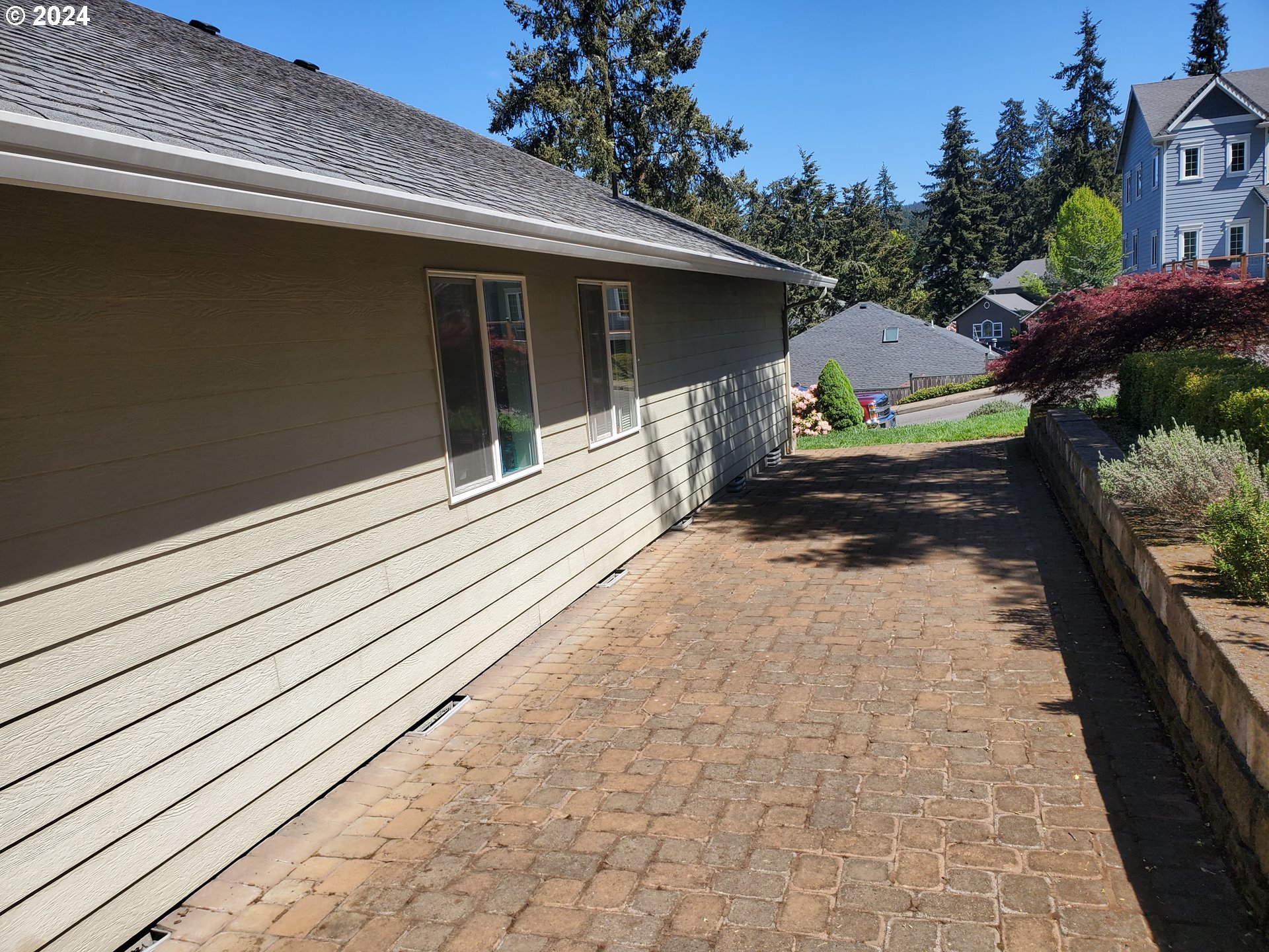 952 South 67th Street Springfield, OR 97478 - Photo 33 of 44 a front view of a house with a yard