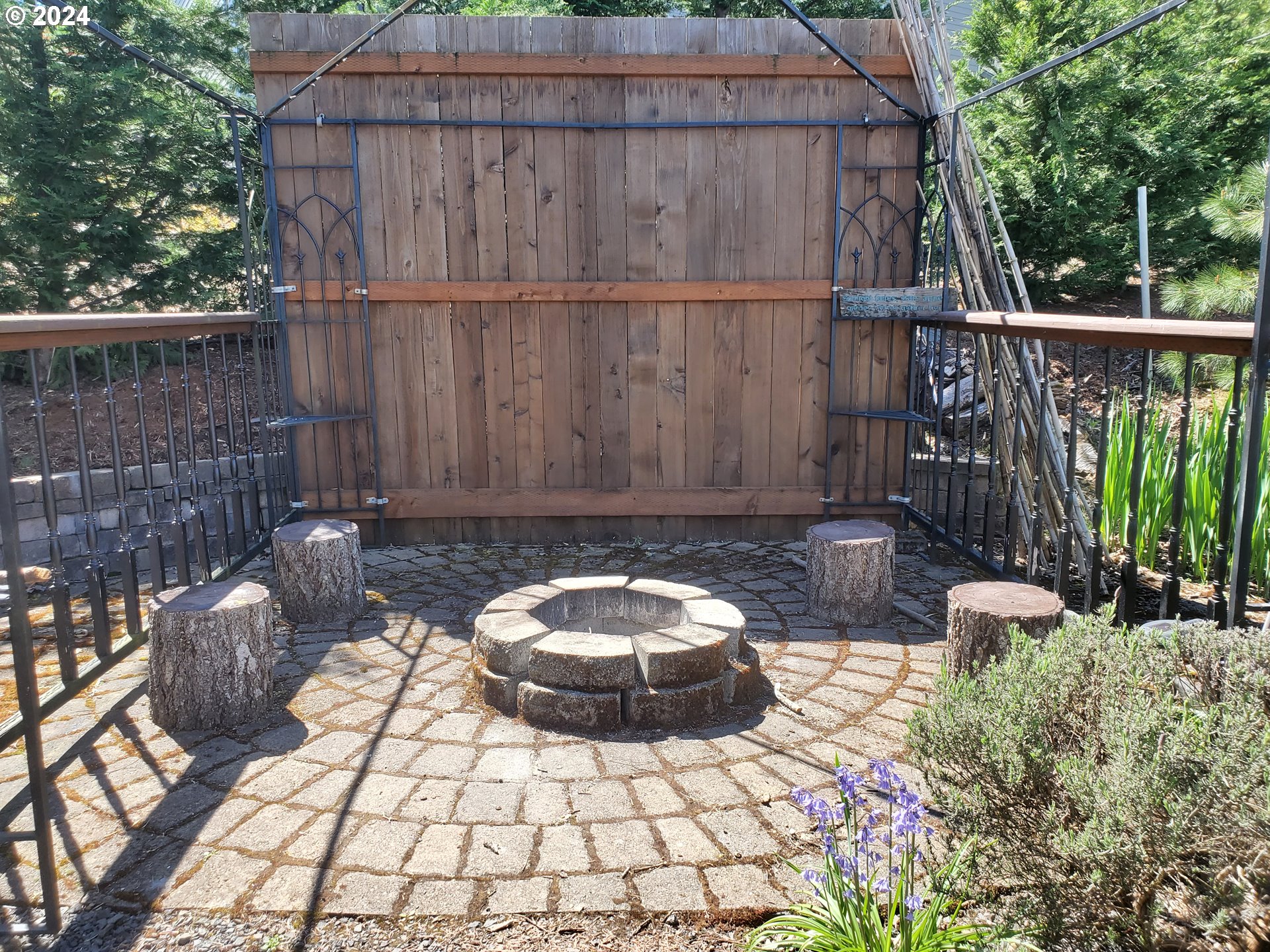 952 South 67th Street Springfield, OR 97478 - Photo 37 of 44 a view of a backyard with sitting area