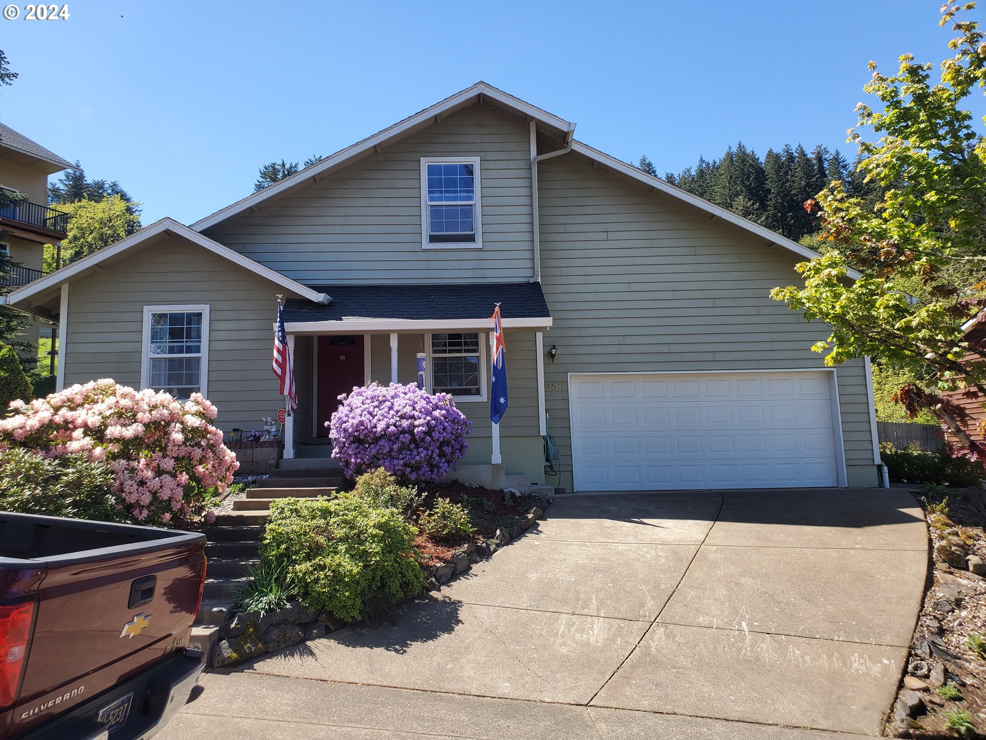 952 South 67th Street Springfield, OR 97478 - Photo 4 of 44 a front view of house with flowers