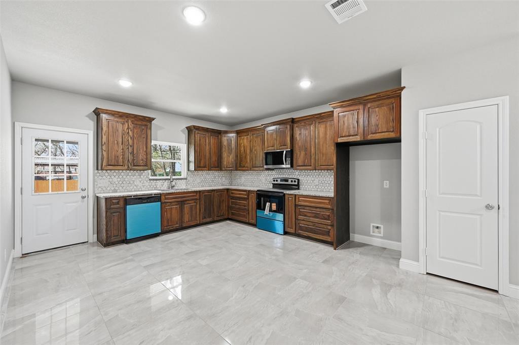 306 Lewis Street Cleburne, TX 76031 - Photo 8 of 20