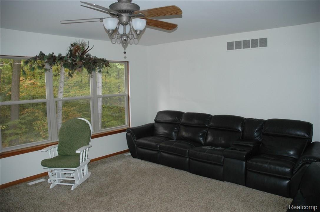 3131 North Summers Road Imlay City, MI 48444 - Photo 13 of 34 Living room