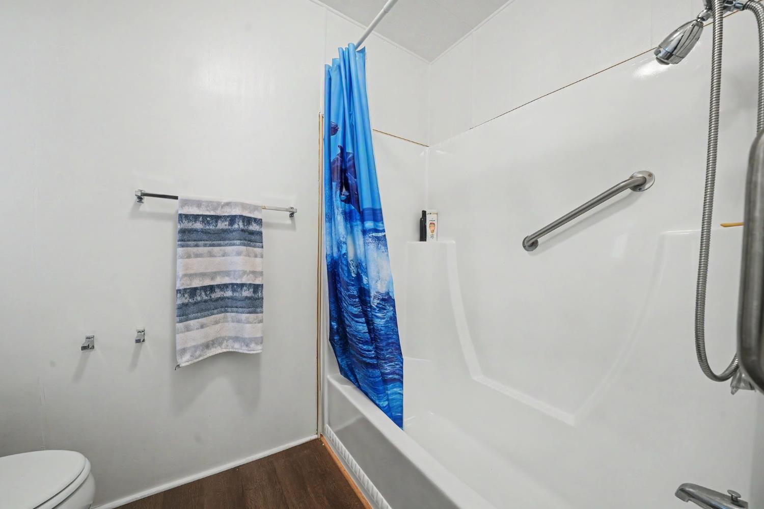 150 Clinton Road, Unit 7 Jackson, CA 95642 - Photo 29 of 42 Primary bathroom