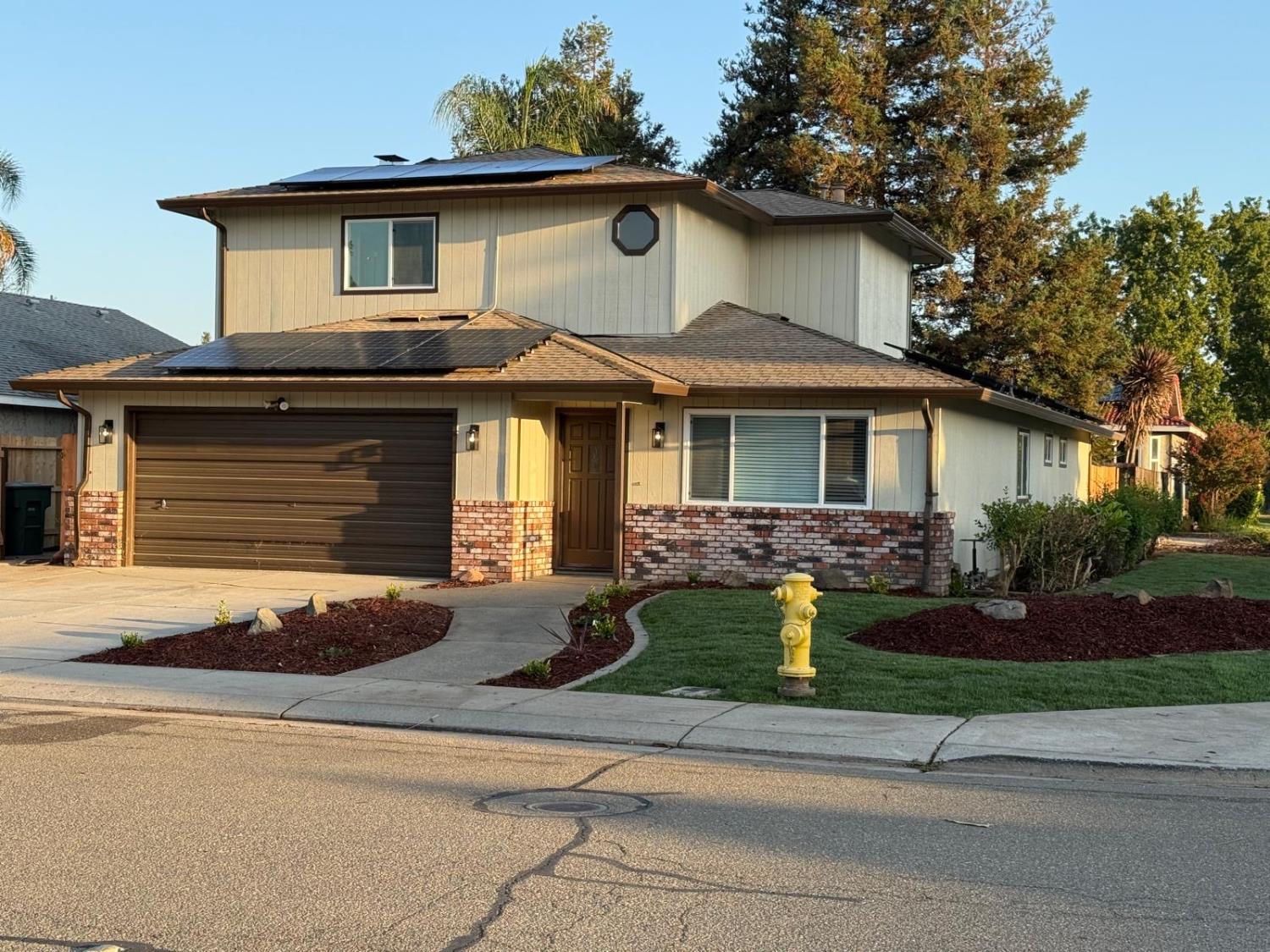 1621 Davis Street Ripon, CA 95366 - Photo 8 of 43 a front view of a house with garden