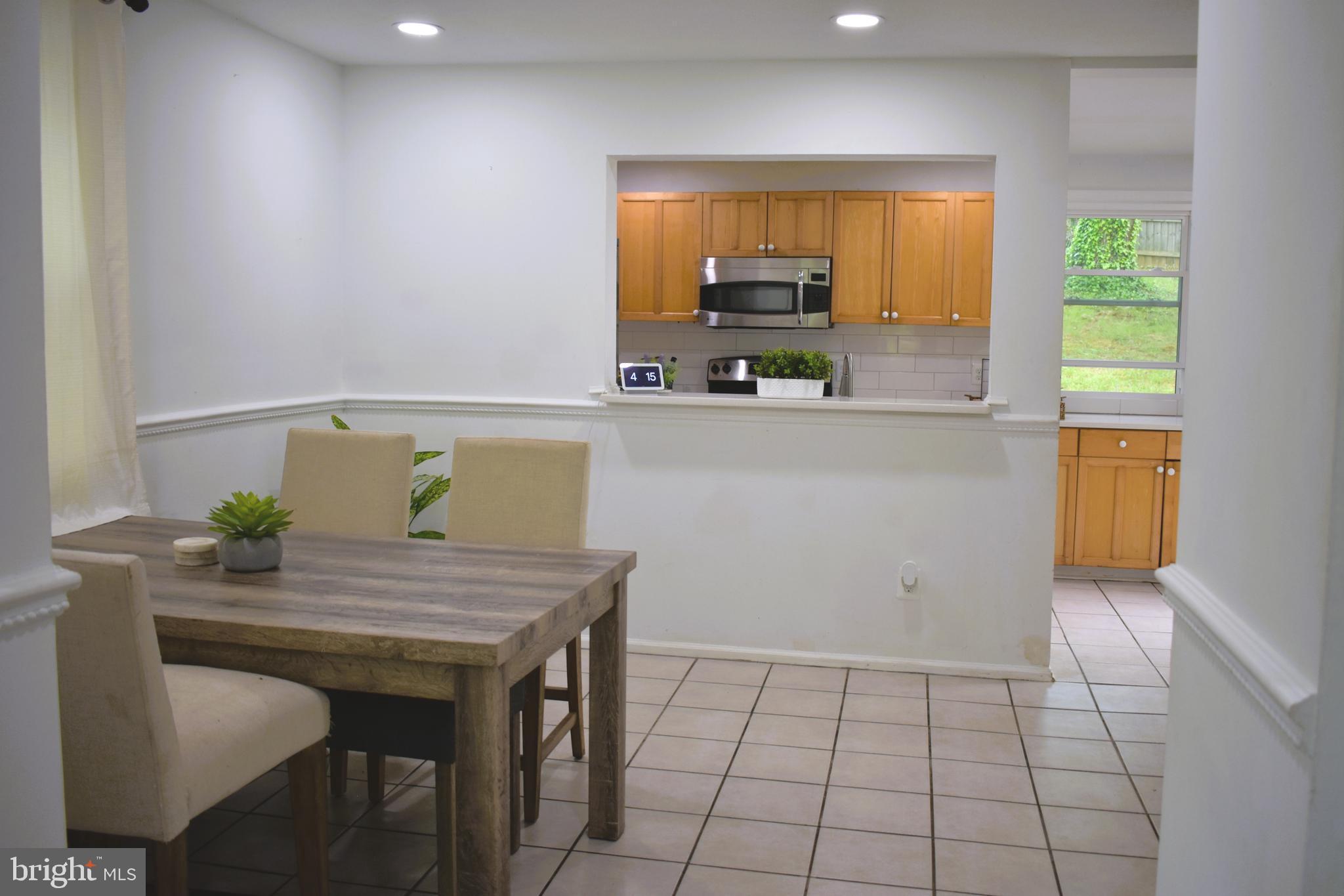 19127 Windsor Road Triangle, VA 22172 - Photo 16 of 33 a kitchen with a table and chairs in it