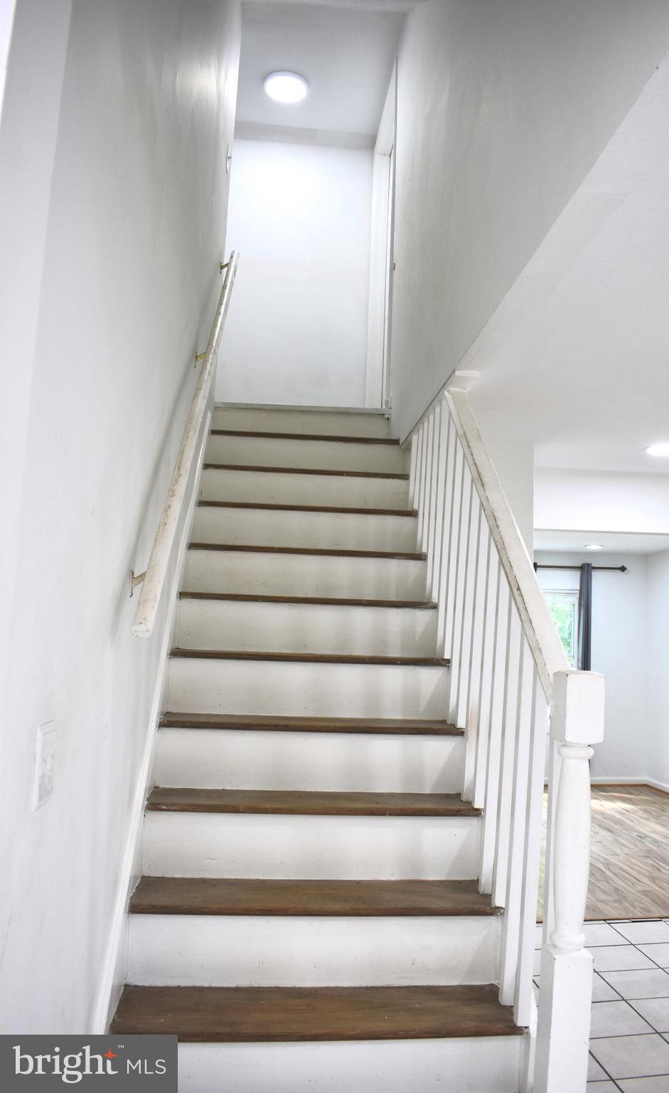 19127 Windsor Road Triangle, VA 22172 - Photo 21 of 33 a view of entryway