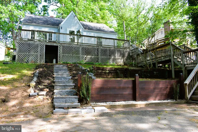 $399,900 | 19127 Windsor Road, Triangle, VA 22172