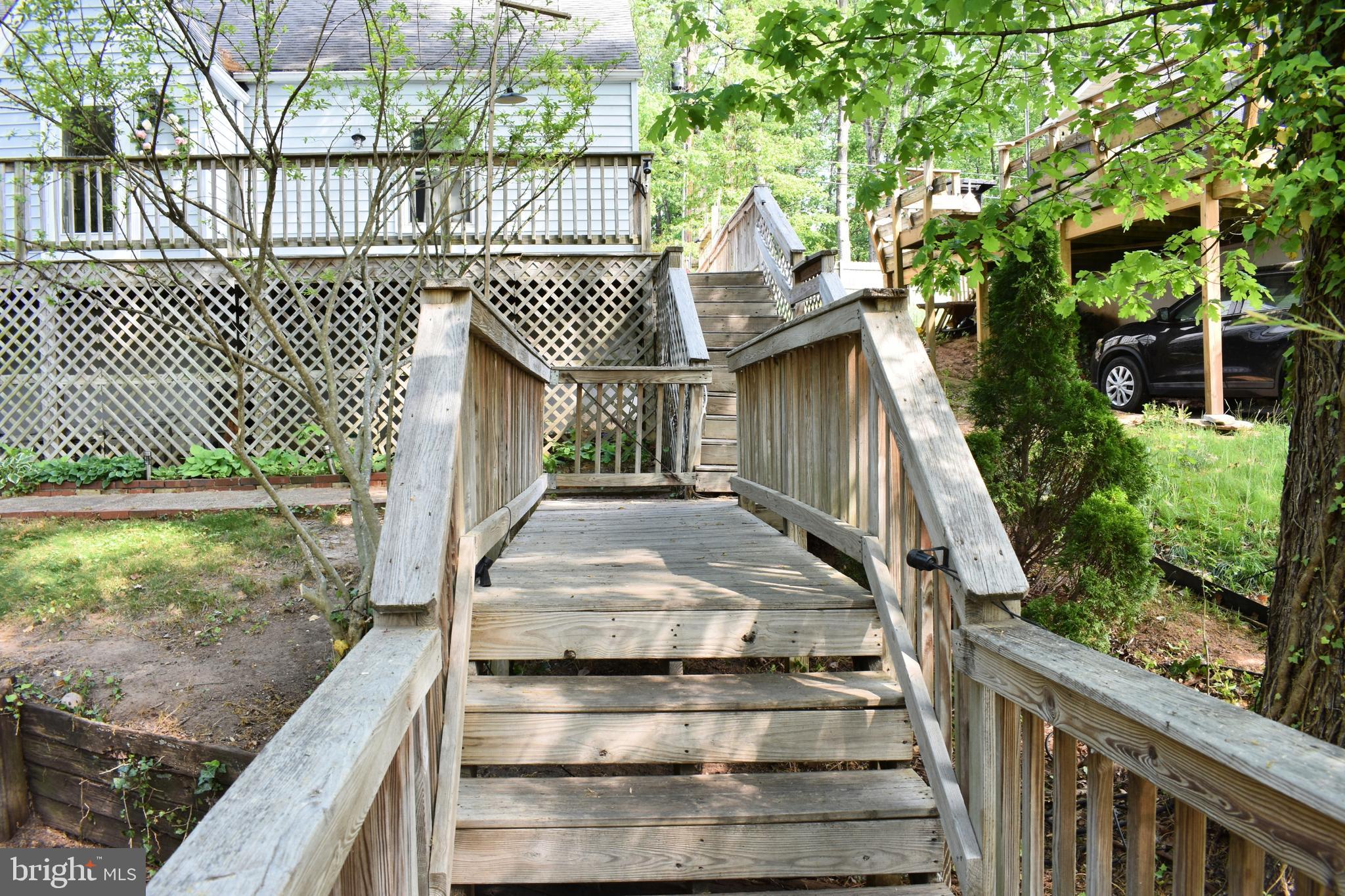 19127 Windsor Road Triangle, VA 22172 - Photo 6 of 33 a view of entryway with wooden floor
