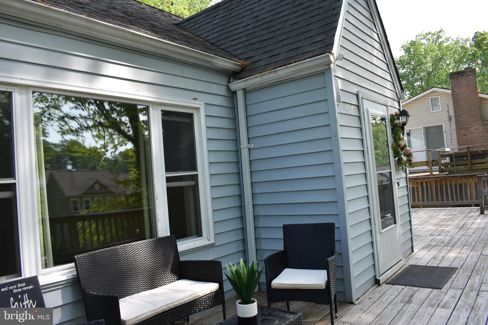 19127 Windsor Road Triangle, VA 22172 - Photo 9 of 33 a balcony with furniture and a potted plant