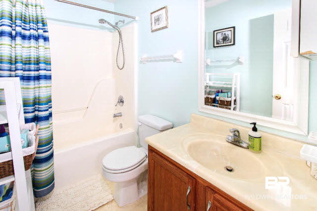 513 Orchard Lane Foley, AL 36535 - Photo 22 of 28 Guest Bathroom