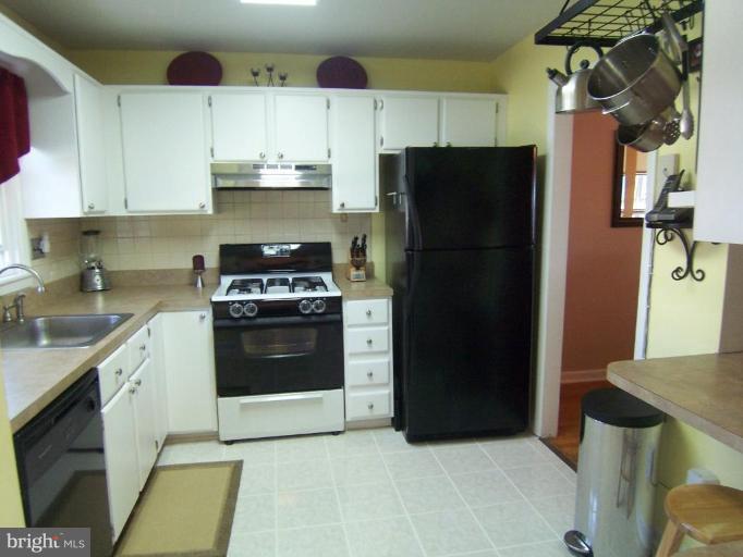 3629 Greenvale Road Baltimore, MD 21229 - Photo 4 of 30 Kitchen