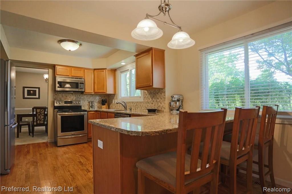 29943 High Valley Road Farmington Hills, MI 48331 - Photo 8 of 27