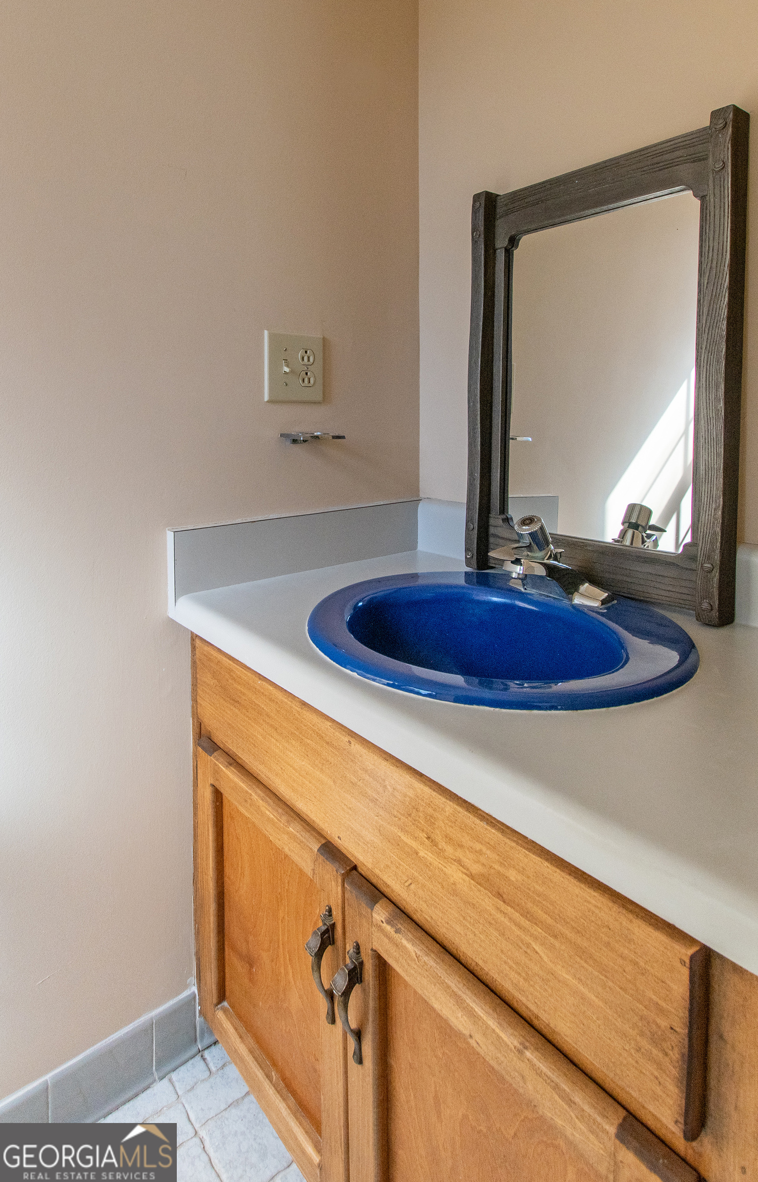 13819 Woolsey Road Hampton, GA 30228 - Photo 79 of 100 a room with a table and potted plant