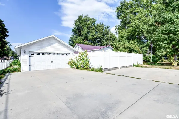 $209,900 | 507 North Spruce Street, Nokomis, IL 62075