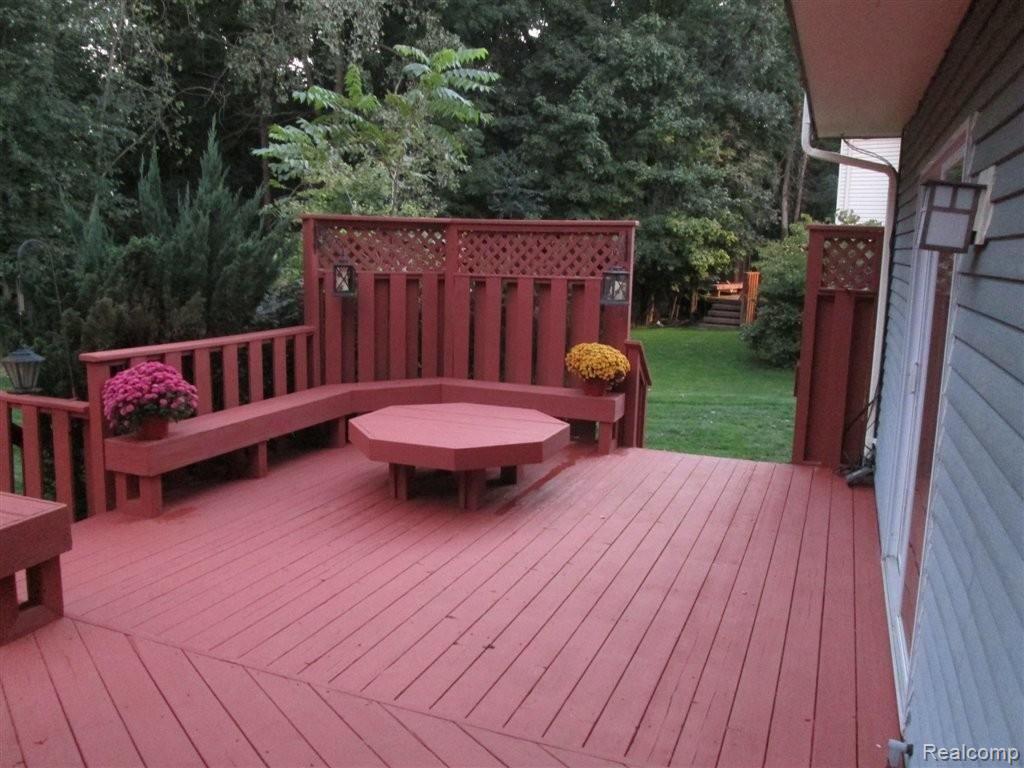 2279 North Fairview Lane Rochester, MI 48306 - Photo 31 of 33 deck.JPG