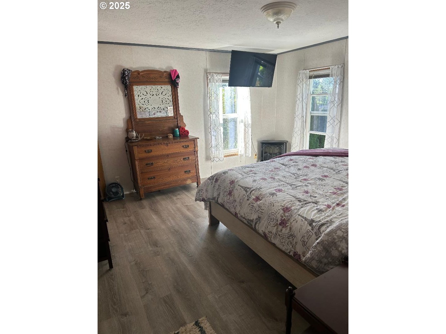 96465 Coverdell Road, Unit 20 Brookings, OR 97415 - Photo 13 of 21 a bedroom with a bed and a window