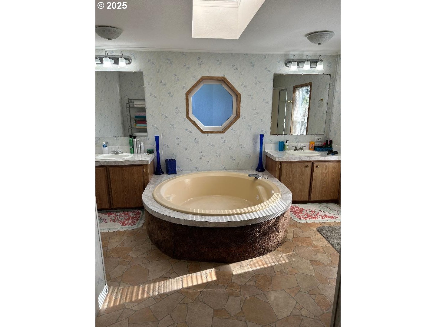 96465 Coverdell Road, Unit 20 Brookings, OR 97415 - Photo 14 of 21 a room with a chair and a mirror