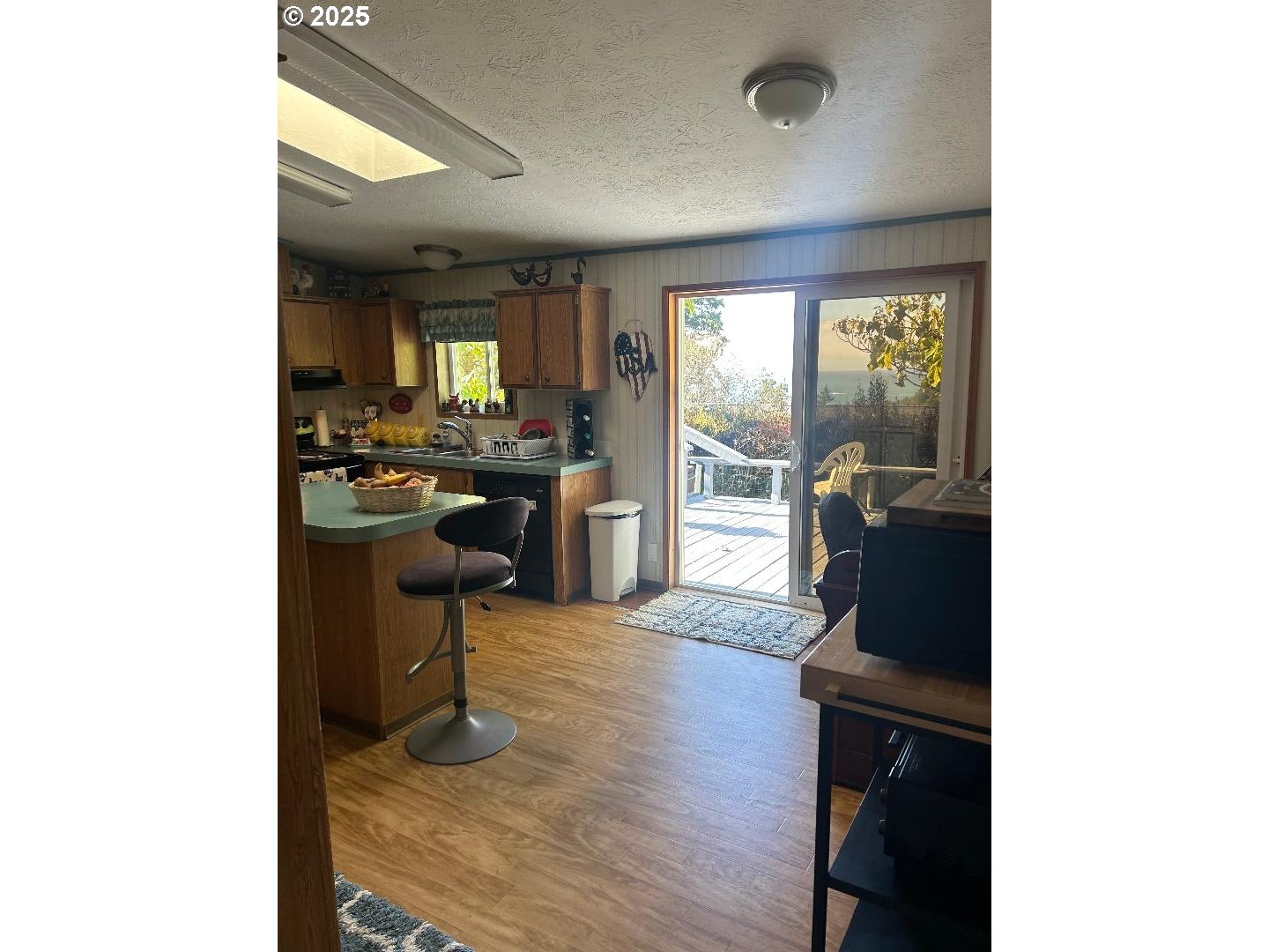 96465 Coverdell Road, Unit 20 Brookings, OR 97415 - Photo 10 of 21 a living room with furniture and a large window