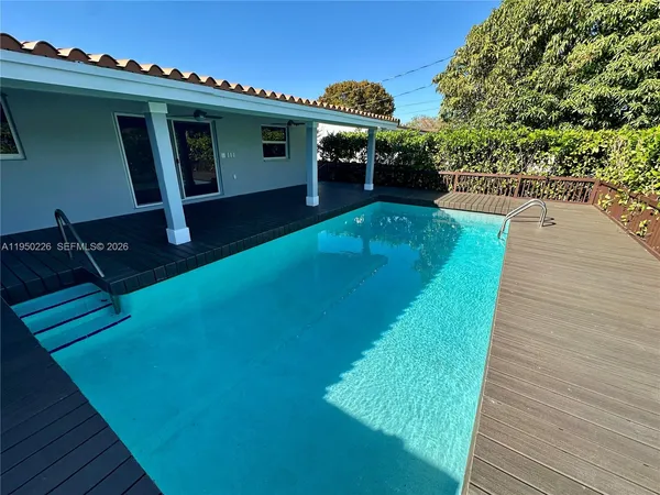 a view of a house with backyard